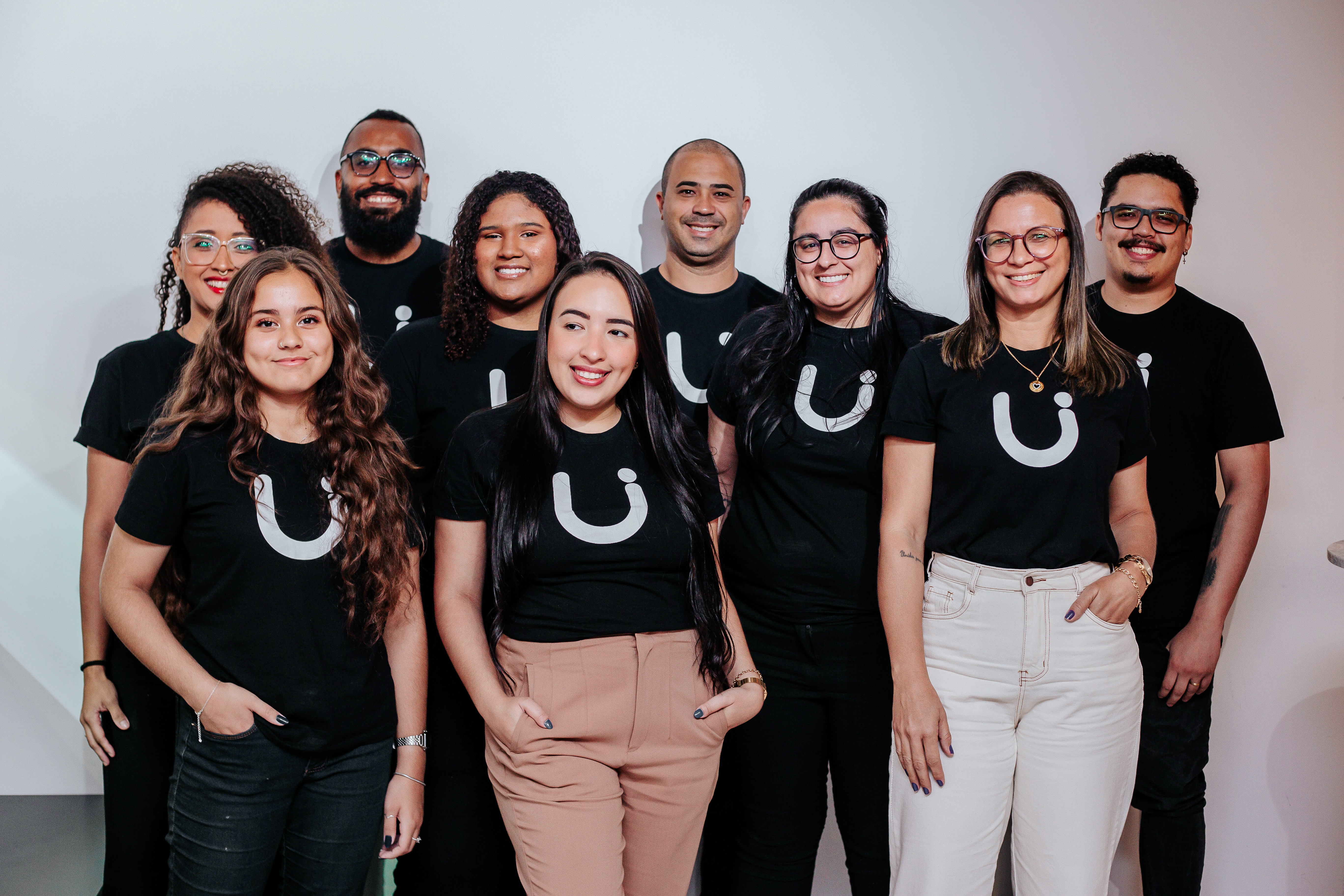 Equipe da Unclik reunida, usando camisetas com a marca da empresa